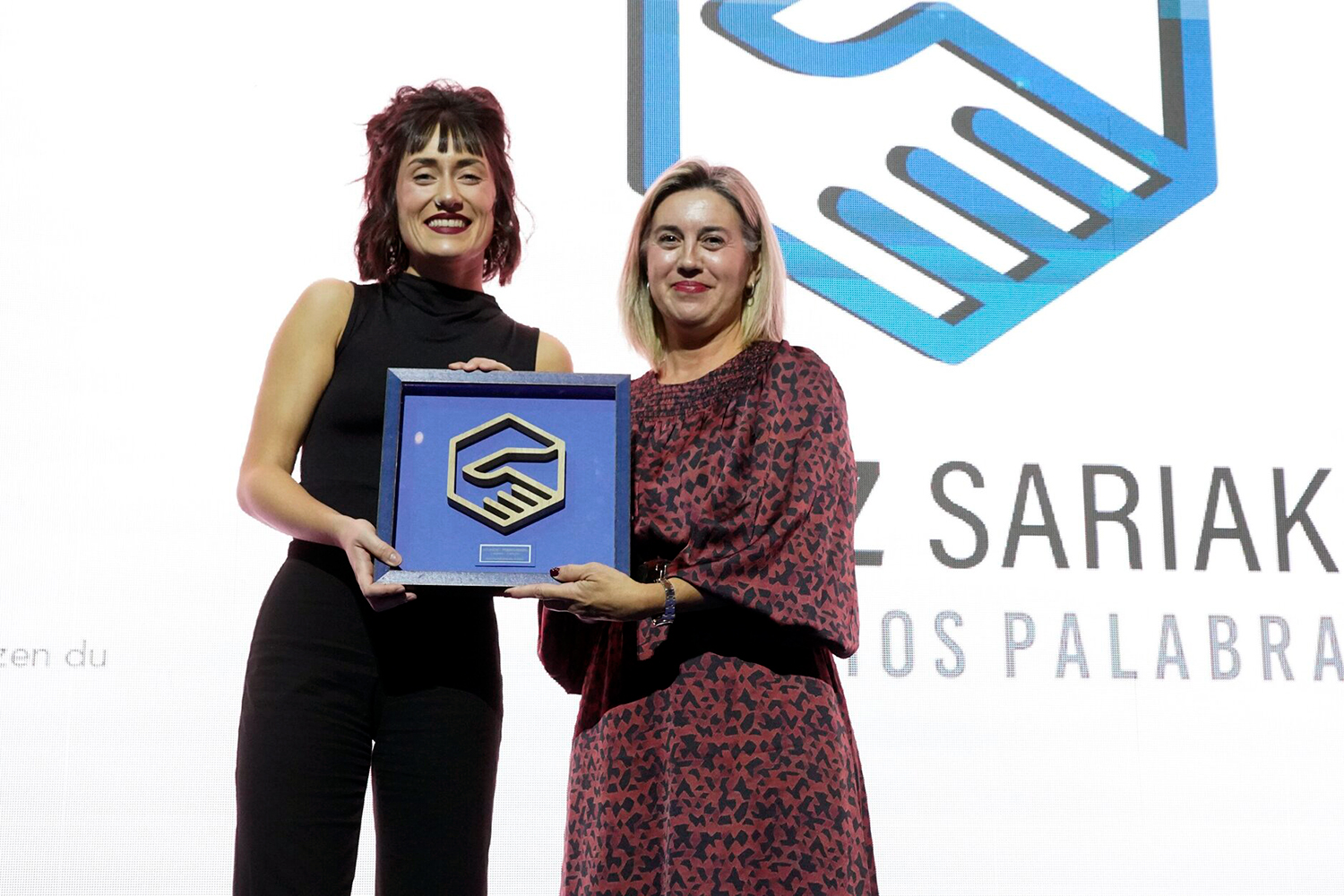 Ane Fernández de Arbina tras recibir su premio Hitz Sariak. Foto: Miguel Acera