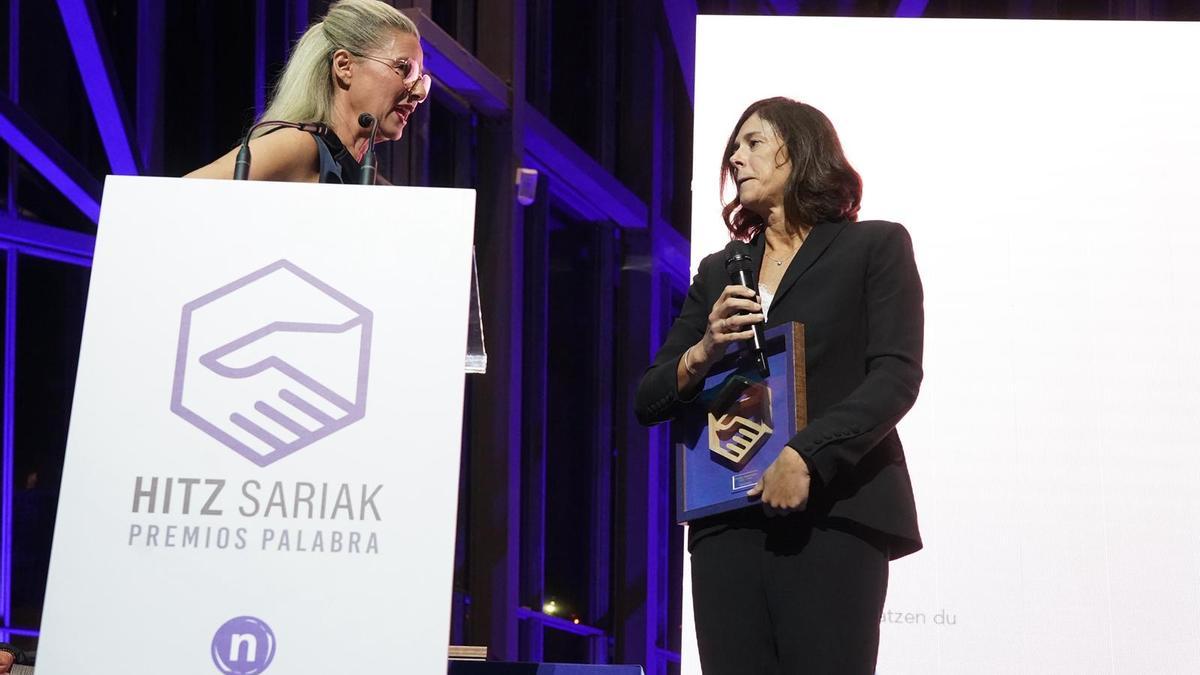Edurne Pasaban tras recibir su premio Hitz Sariak. Miguel Acera