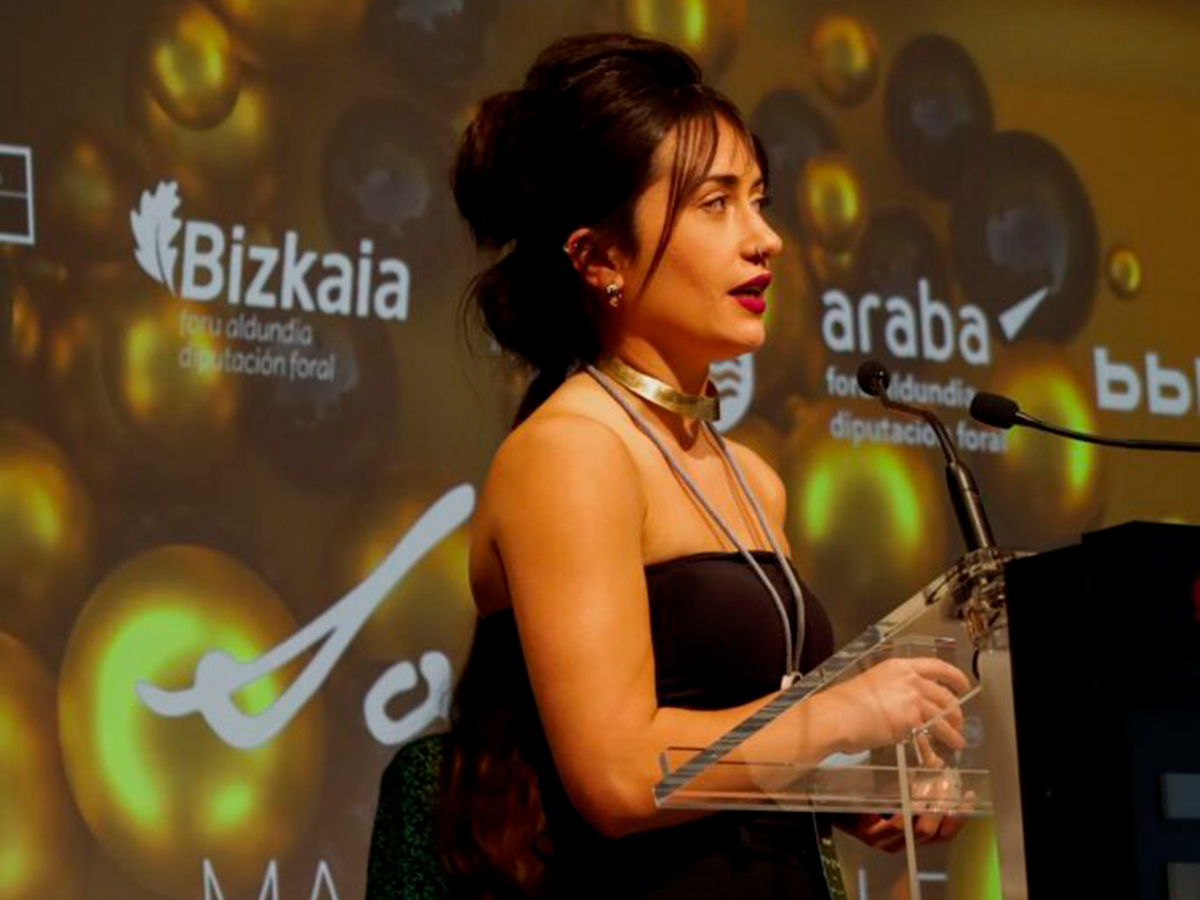 Ane Fernández, durante una presentación. Soirée Mademoiselle Basque