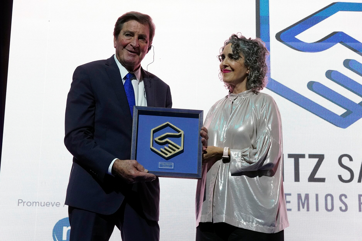 John Garamendi tras recibir su premio Hitz Sariak. Foto: Miguel Acera